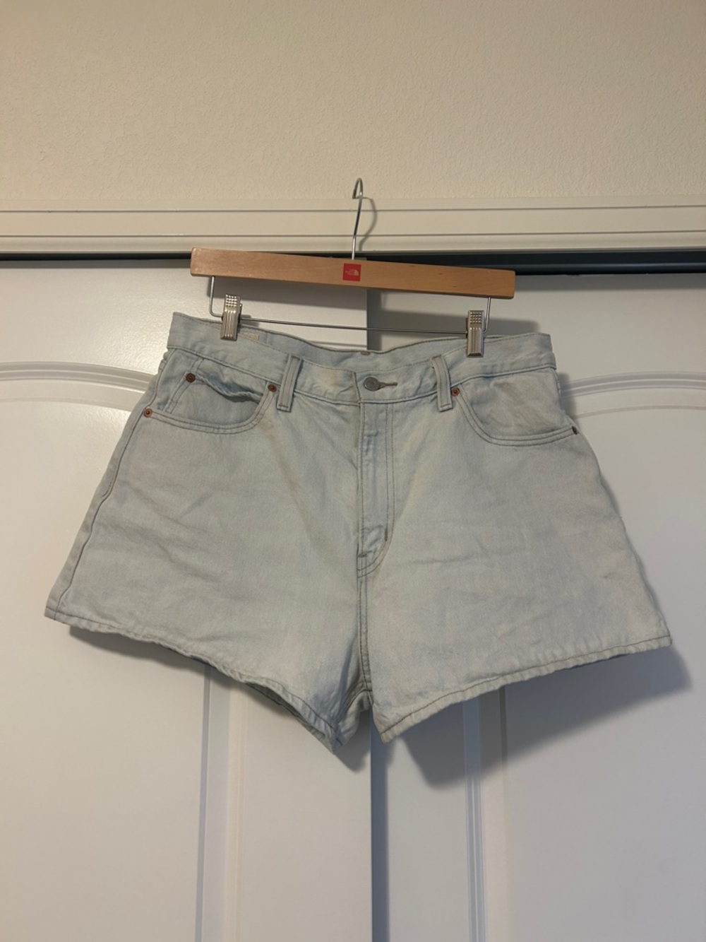 Levi’s 3” Light Wash Denim Women’s Shorts Size 32